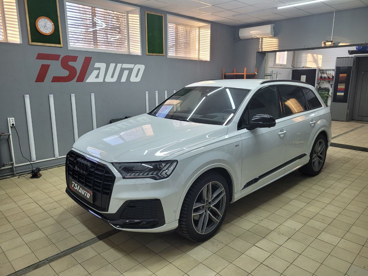 Правильная шумоизоляция Audi Q7 в Алматы 